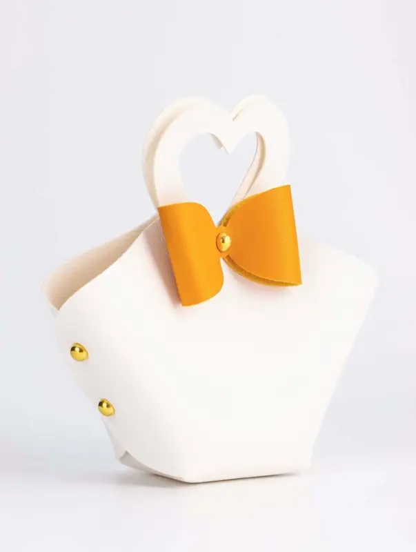 Кожанная подарочная сумочка 10,5 х 5 х 6 см белая