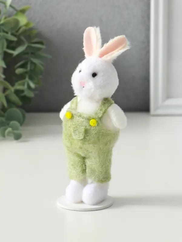 Сувенир  "Белый зайчик в зелёном комбинезоне" 4х6х15 см