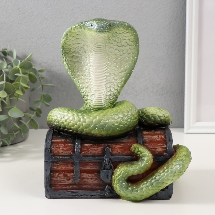 Фигурка "КОБРА НА СУНДУКЕ"  20  х 17  х 12 см.
