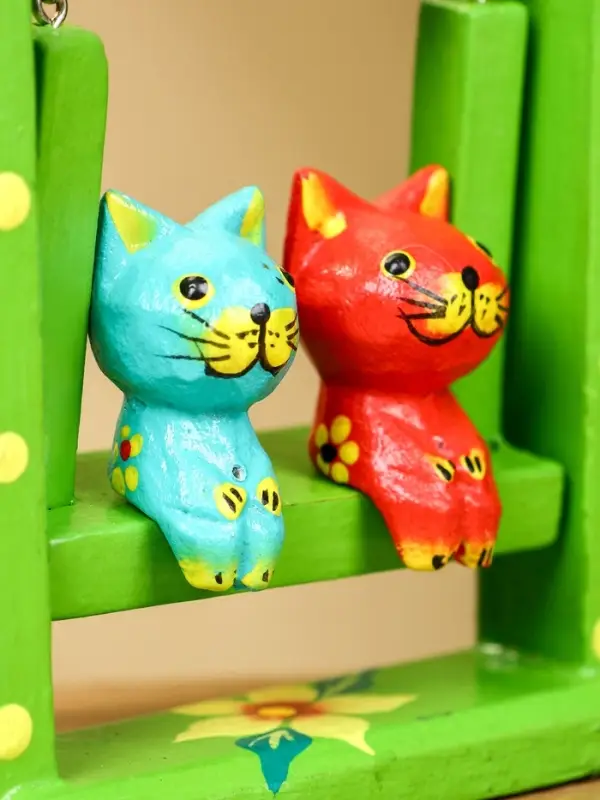 Сувенир "Котята на качелях" дерево 10х3,5х15 см, цв. зелёный