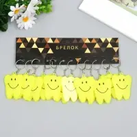 Брелок пластик светоотражающий катафот "Зубик-смайл" 5х6,5 см