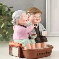 Сувенир полистоун "Дедуля с бабулей - спа процедуры" 11х9,5х12,5 см