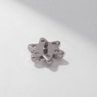 Накрутка для пирсинга из нержавеющей стали &laquo;Цветок&raquo;, цвет белый в серебре, резьба 0,07 мм
