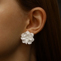 Серьги пластик &laquo;Распустившийся бутон&raquo; сияние, цвет белый