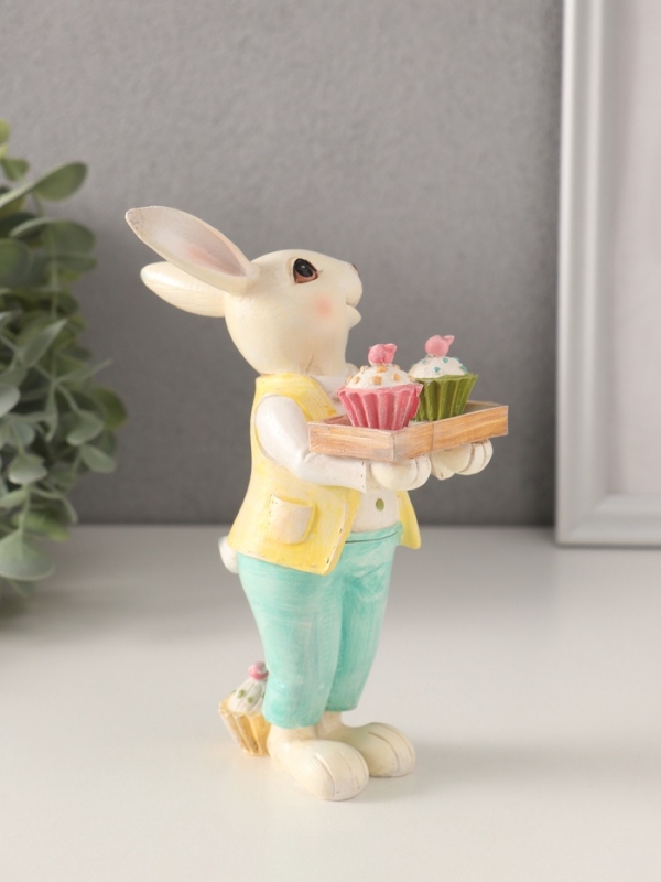Сувенир полистоун "Нарядный кролик с кексами на подносе" 11х6х16 см