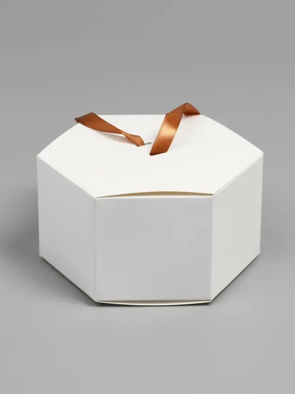 Коробка шестигранная, с окном, белый, 20&times;12&times;7 см