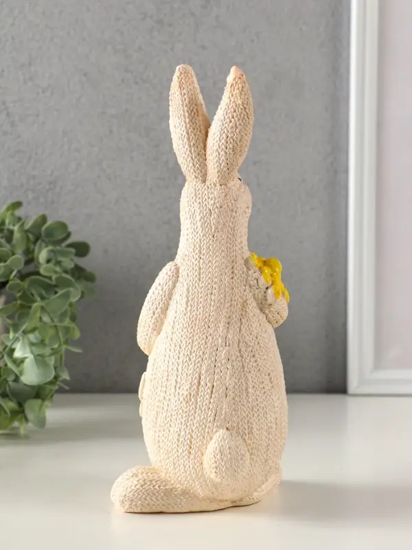 Сувенир полистоун "Зайка вязанный с букетом цветов" 8х10,5х23 см