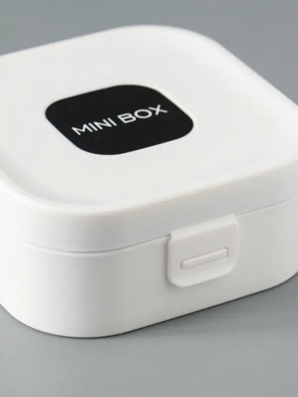 Шкатулка пластик для украшений с зеркалом, с ручкой 3 ячейки, 3 полосы, белый 9х9х3,8 см