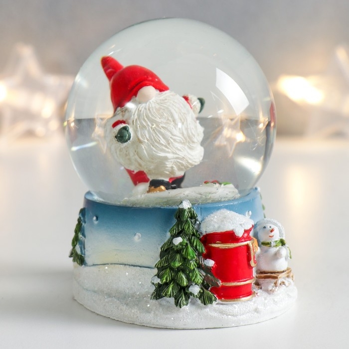 Сувенир полистоун водяной шар "Дед Морозик на лыжах" 7х6,7х8,8х см