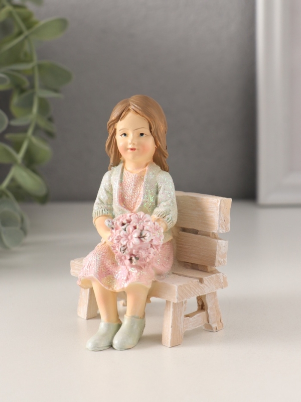 Сувенир полистоун "Девочка с букетом, на скамеечке" розово-зелёный 6,5х5,5х9 см