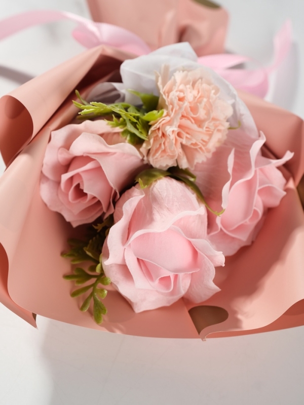 Букет из мыльных лепестков "Три розы и гвоздика" розовый 7,5х13,5х20 см