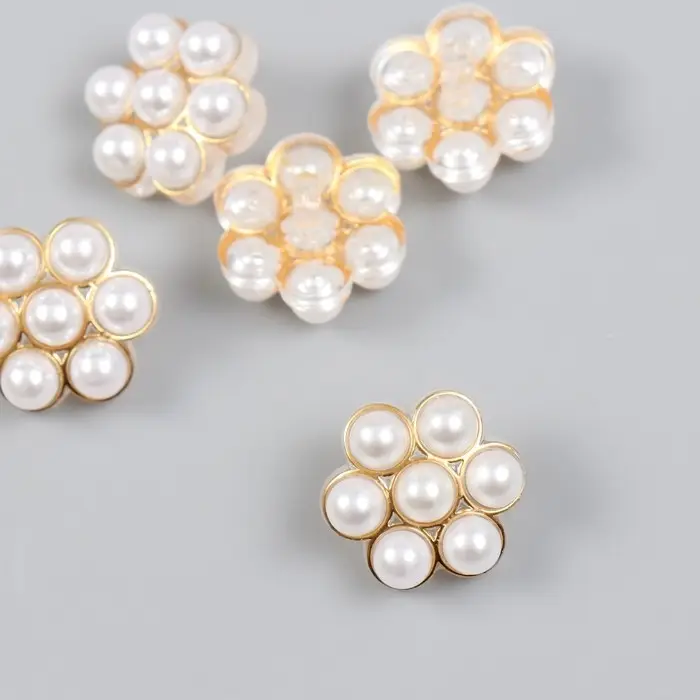 Пуговица пластик для творчества "Жемчужный цветок" 2х2х1 см