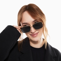 Очки солнцезащитные  поляризационные, дужка 13.2 см, ширина 12.8 см, линза 4.3 х 5.5 см