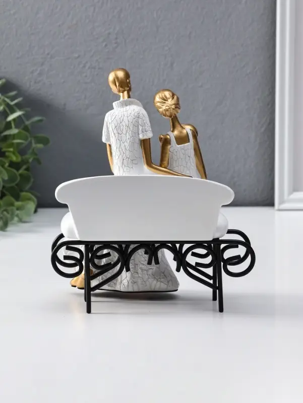 Сувенир полистоун "Родители с малышом на диванчике" бело-золотой 12,5х18х22,5 см