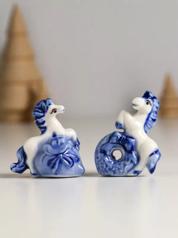 Сувенир керамика "Лошадка с подарком" бело-синий МИКС 4,1х2,6х4 см