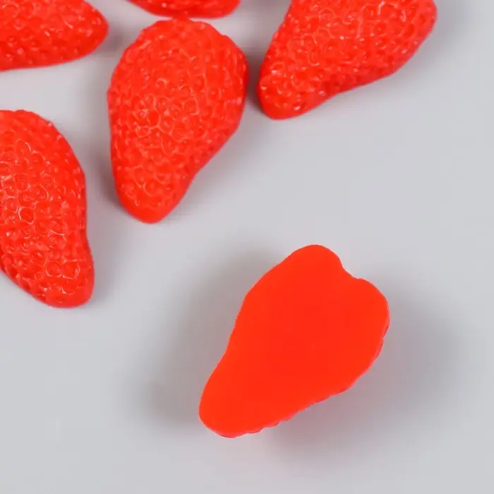 Декор для творчества PVC "Половинка клубники" 3,6х2,4х1,5 см