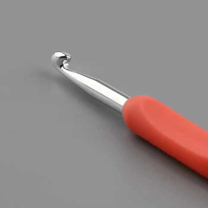 Крючок для вязания, с пластиковой ручкой, d = 6 мм, 14 см, цвет розовый