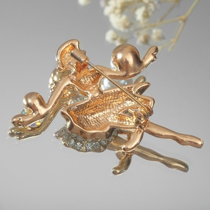 Брошь &laquo;Балерина с мячами&raquo;, цвет белый в золоте