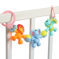 Растяжка на коляску/кроватку &laquo;Друзья&raquo;, 3 игрушки с погремушками, цвет МИКС, Крошка Я