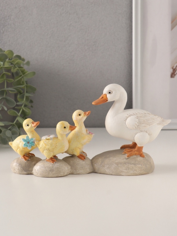 Сувенир полистоун "Уточка с утятами на камешках" 21х6,5х11 см