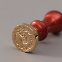 Печать для сургуча с пластиковой ручкой "Венок с буквой G" 2,5х2,5х6,3 см