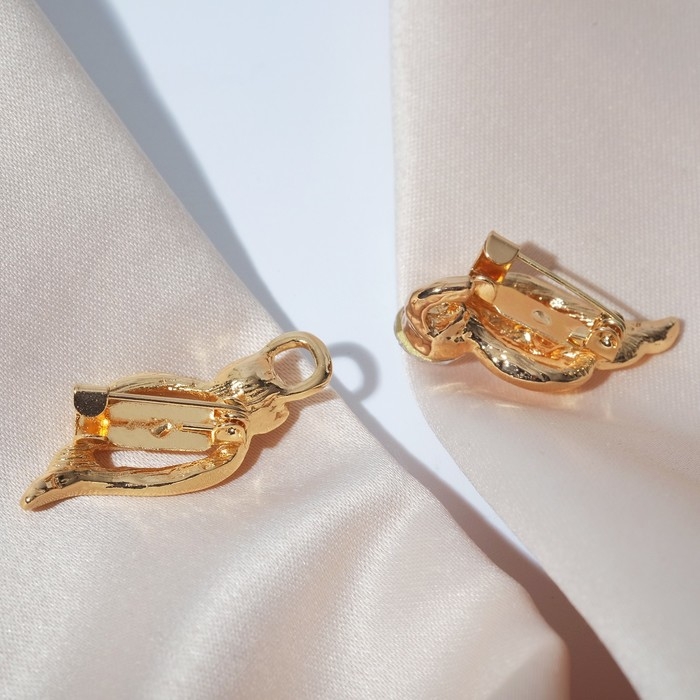 Зажим для кардигана &laquo;Волны&raquo;, цвет белый в золоте