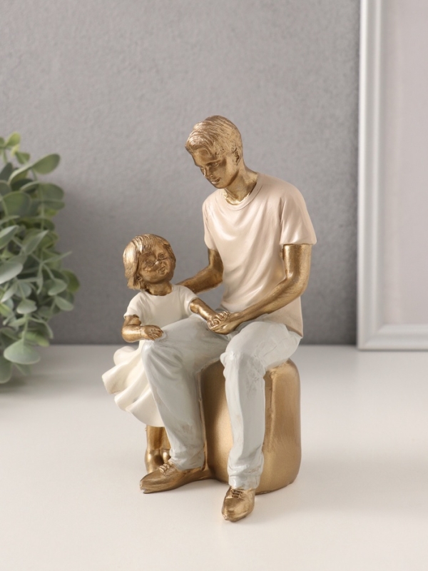 Сувенир полистоун "Папа с маленькой дочкой" 11х8,5х17,5 см