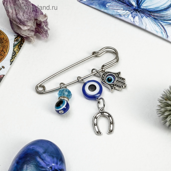 Булавка-оберег 3 подвески &laquo;Рука Хамса с подковой и бусиной&raquo;, 5 см, цвет синий в серебре