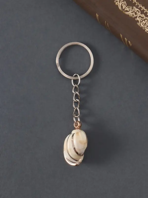 Брелок пластик "Ракушка в клетку" с золотом 3х2х1,2 см