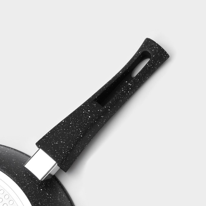 Сковорода кованая Magistro Dark, d=28 см, съёмная ручка soft-touch, антипригарное покрытие, индукция, цвет чёрный