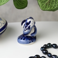 Сувенир символ года "Змея с яблоком", гжель, 5.5х4 см