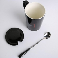 Кружка керамическая &laquo;Отец пример во всем&raquo;, 400 мл, с ложкой и крышкой, цвет белый