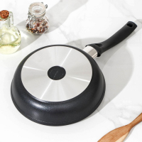 Сковорода &laquo;Традиция&raquo;, d=22 см, пластиковая ручка, стеклянная крышка, утолщённое дно, антипригарное покрытие, цвет чёрный