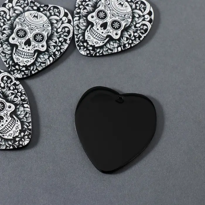 Декор для творчества акрил "Череп в сердце" 4,3х3,7х0,2 см