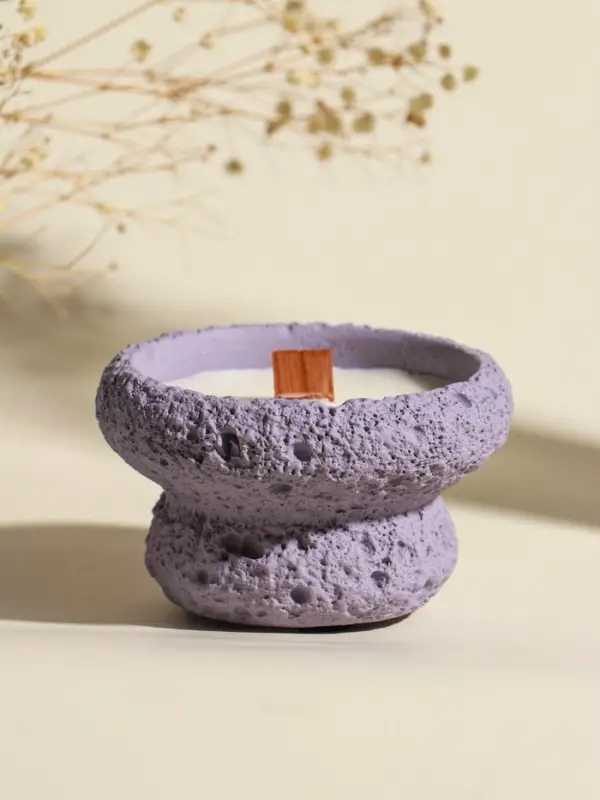Свеча в вулканическом подсвечнике "Чаша" деревянный фитиль, сиреневая 9,3х9,3х5,5 см
