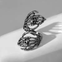 Кольцо &laquo;Перстень&raquo; череп на костях, цвет чернёное серебро, безразмерное