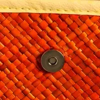 Сумка плетёная на застёжке из пандана 30х10х35 см, бежево-оранжевый