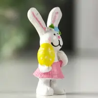 Сувенир полистоун "Белый зайка с яйцом/букетом" МИКС 2,2х3х4,2 см