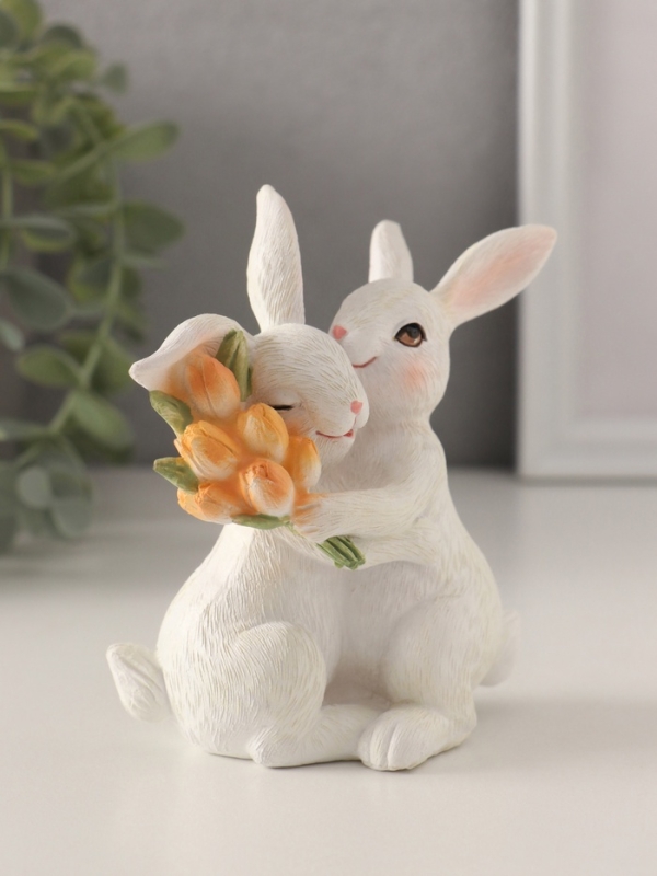 Сувенир полистоун "Парочка зайчиков с тюльпанами. Объятия" 11х5,5х11,5 см
