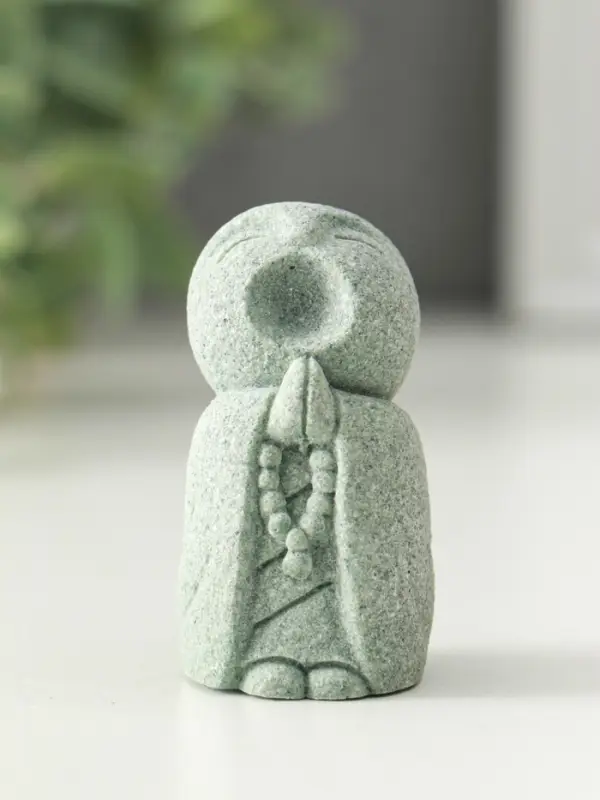 Сувенир песчаник "Буддийский монах с чётками - священные писания" 3х3х5,5 см