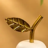 Сувенир "Груша с золотым листом" 12х12х25 см, цв. матовый белый