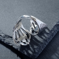 Кольцо &laquo;Перстень&raquo; череп на костях, цвет чернёное серебро, безразмерное