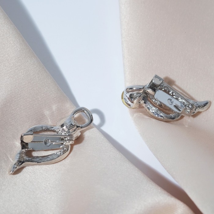 Зажим для кардигана &laquo;Волны&raquo;, цвет белый в серебре