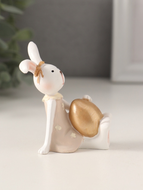 Сувенир полистоун "Белая зайка в бежевом платье, с золотым яичком" 8х4,5х7 см