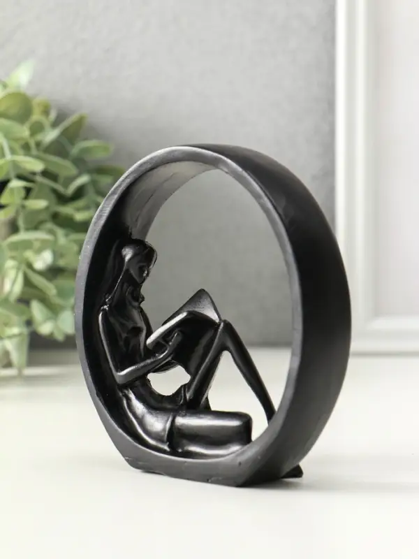 Сувенир полистоун "Девушка читает книгу" чёрный 4х11,3х11,7 см