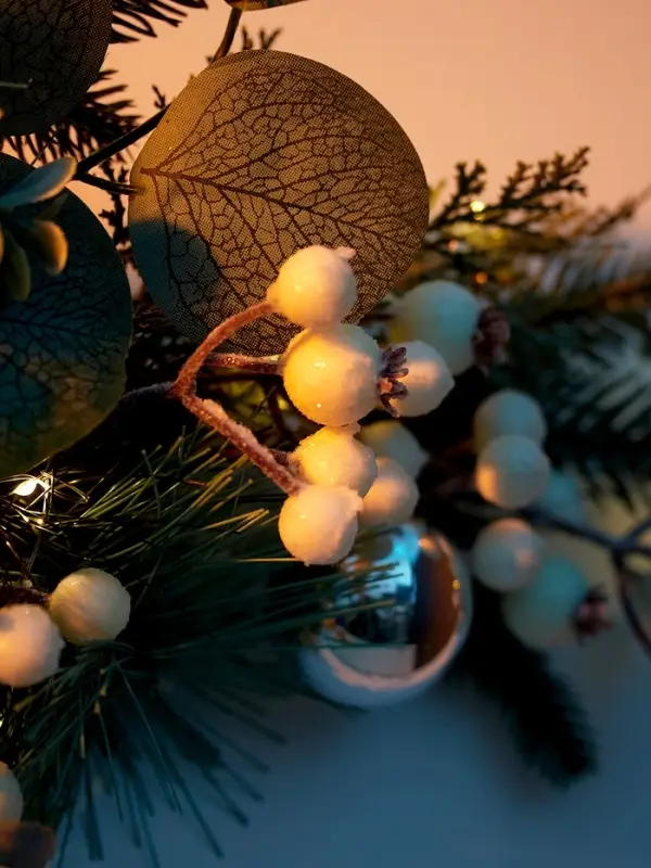 Декор настенный &laquo;Снежноягодник&raquo;, 72&times;20 см, 18 LED, от батареек CR2032&times;2, свечение тёплое белое