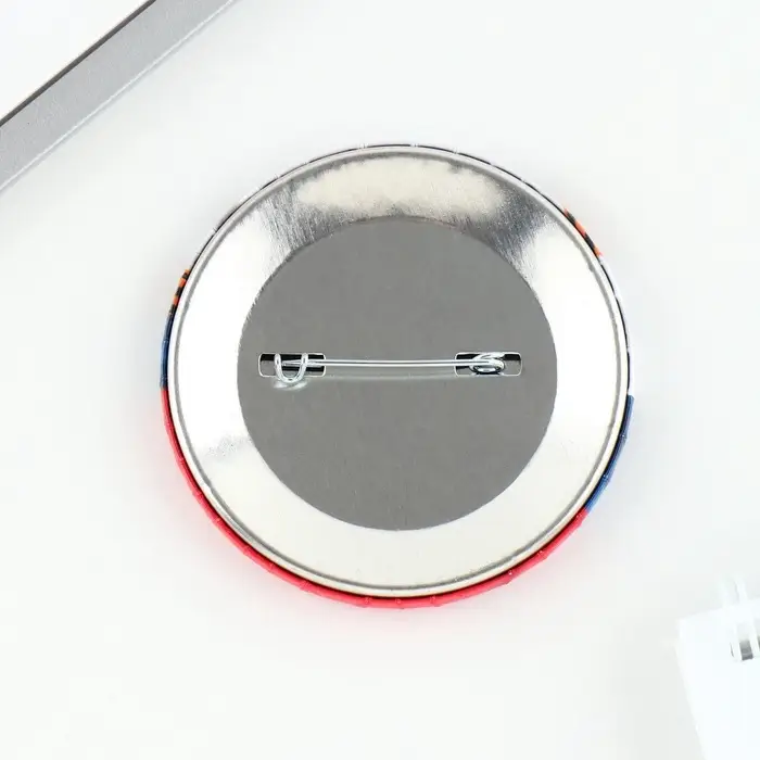 Значок закатной на День Победы &laquo;9 мая флаг&raquo;, d = 5,6 см