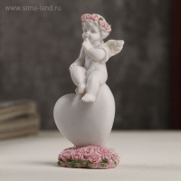 Сувенир полистоун "Белоснежный ангел в розовом веночке верхом на сердце" 8,5х4,3х2,2 см