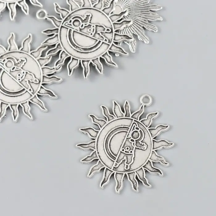 Металлический элемент, декоративная подвеска &laquo;Арт Узор. Солнце и космонавт&raquo;, серебро, 3&times;3.3 см