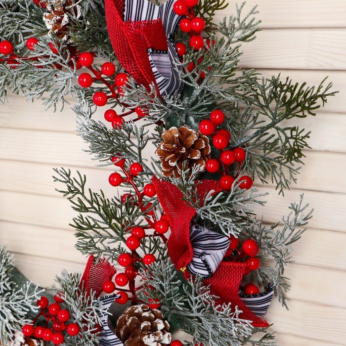 Венок новогодний d- 32 см "Уютная сказка" полосатые ленты шишки